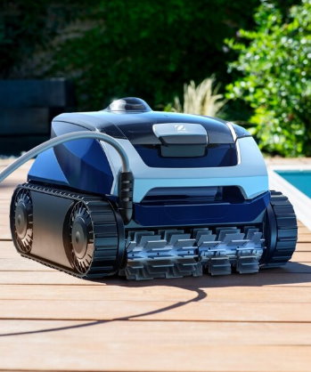 Pool on Roboter Saugroboter im Einsatz am Swimming Pool